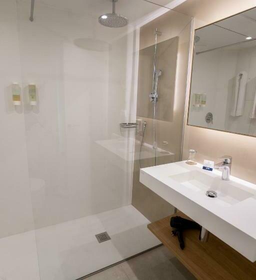 オーシャンビュースタンダードルーム, Seth Agamenon