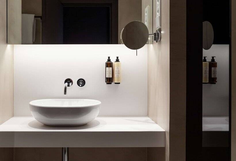 Chambre Standard, Alexandra Barcelona Hotel, Curio Collection By Hilton