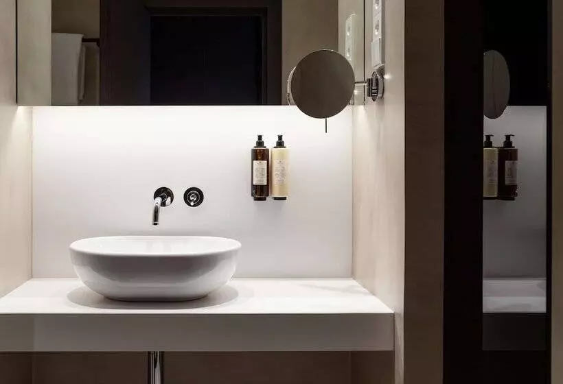 اتاق استاندارد, Alexandra Barcelona Hotel, Curio Collection By Hilton