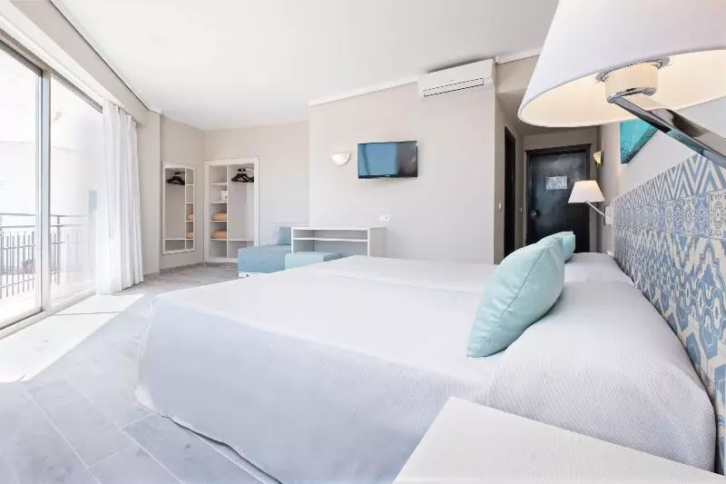 اتاق استاندارد, Azuline Hotel Llevant