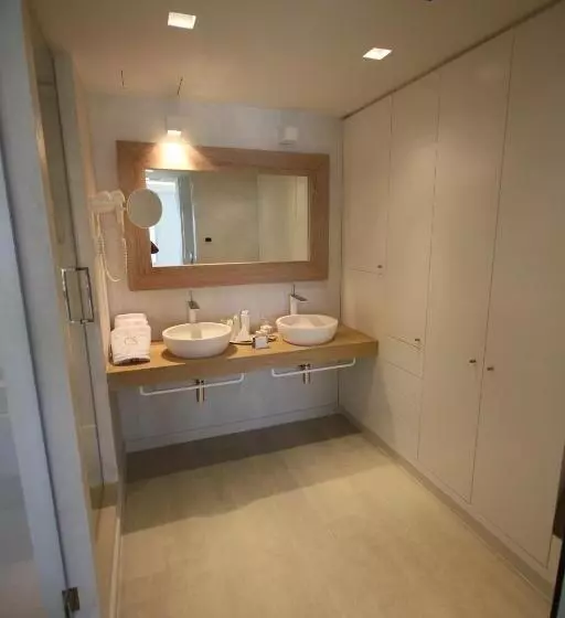 سوییت جونیور با چشم‌انداز دریا, Cala Saona & Spa