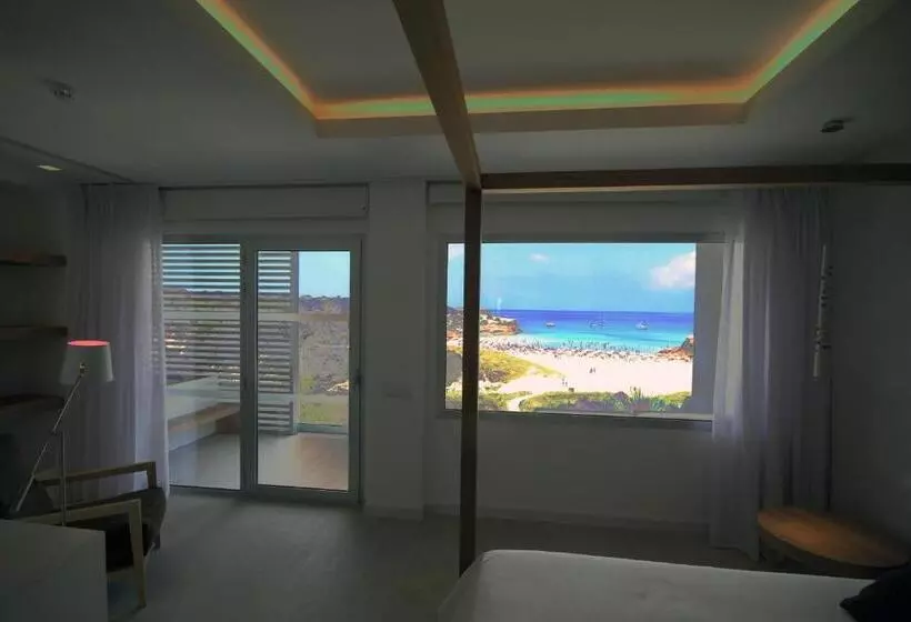 سوییت جونیور با چشم‌انداز دریا, Cala Saona & Spa