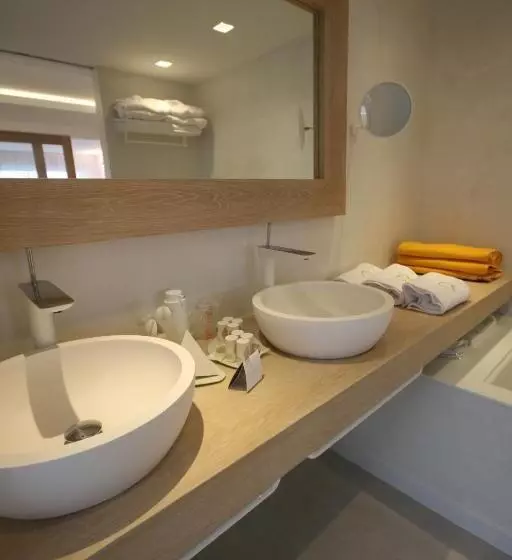 سوییت با چشم‌انداز دریا, Cala Saona & Spa
