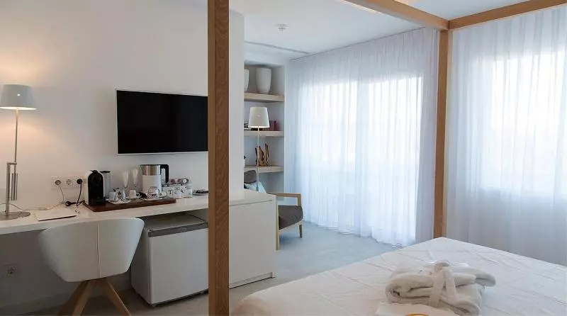 سوییت جونیور با چشم‌انداز دریا, Cala Saona & Spa