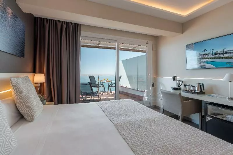 Superior Room, Calipolis