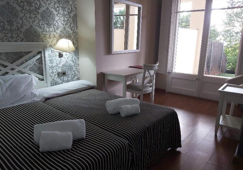 غرفة قياسية ثلاثية, El Castell