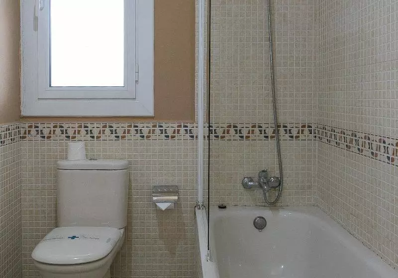 Standard Kolmen Hengen Huone, El Castell