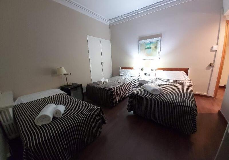 غرفة قياسية ثلاثية, El Castell