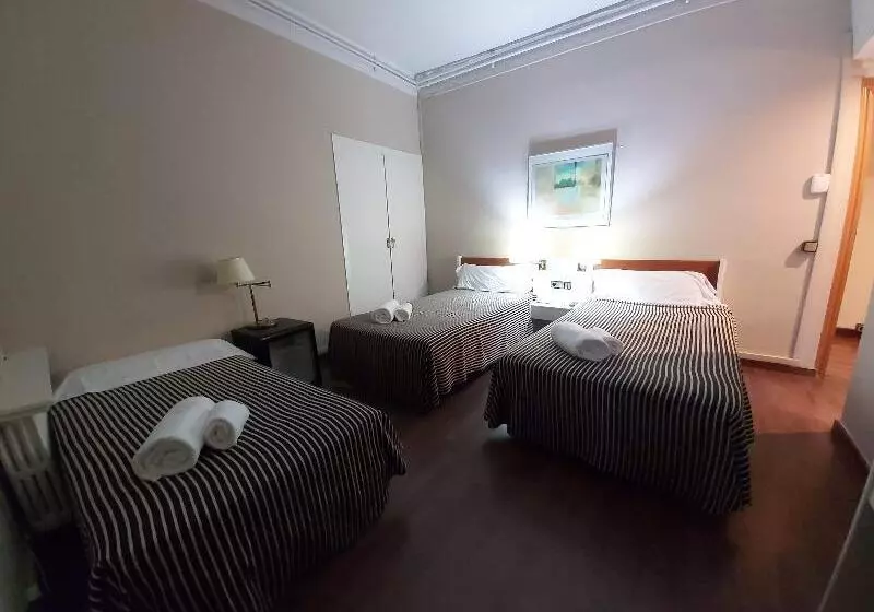 Standard Kolmen Hengen Huone, El Castell