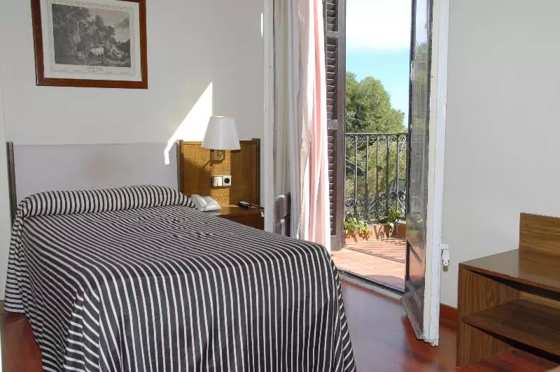 Standard Yhden Hengen Huone, El Castell