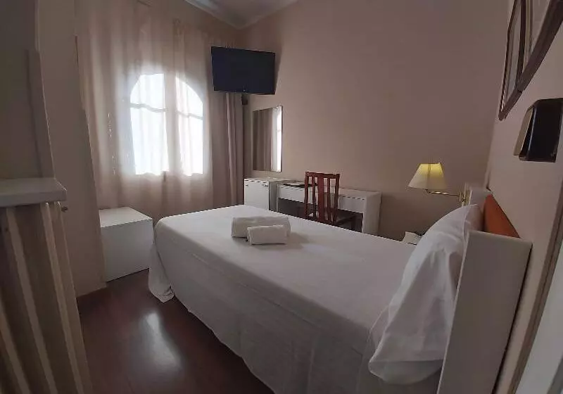 Standard Yhden Hengen Huone, El Castell