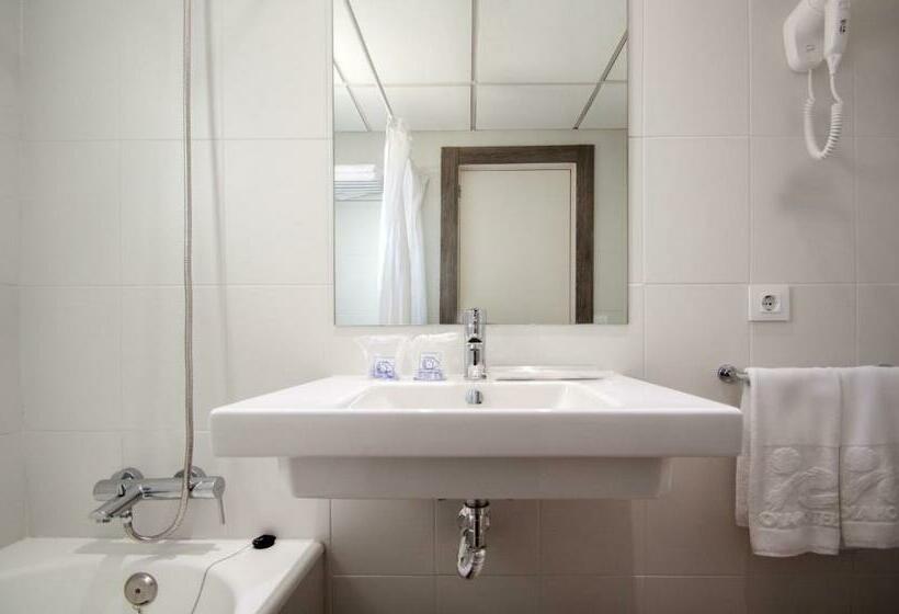 غرفة قياسية مطلّة علي حمام السباحة, Fergus Bermudas