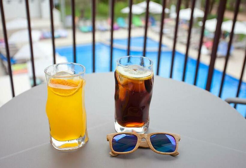 غرفة قياسية مطلّة علي حمام السباحة, Fergus Bermudas