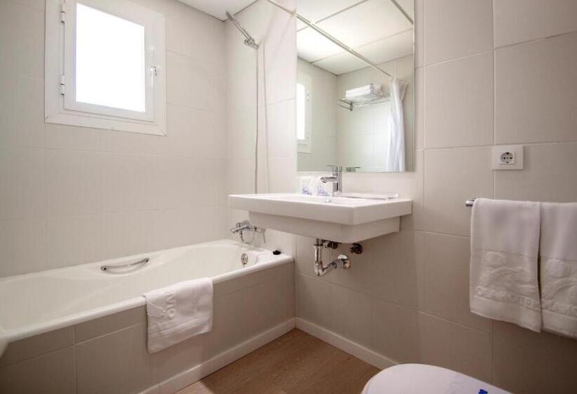 جناح جونيور مطلّ علي حمام السباحة, Fergus Bermudas