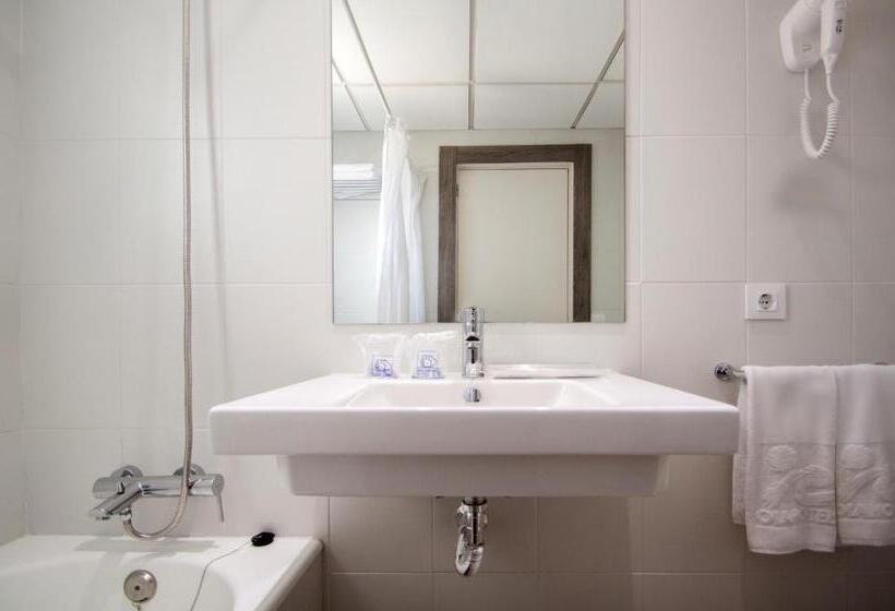 جناح جونيور مطلّ علي حمام السباحة, Fergus Bermudas