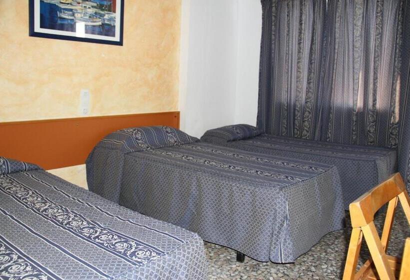 スタンダードトリプルルーム, Hostal Mengual