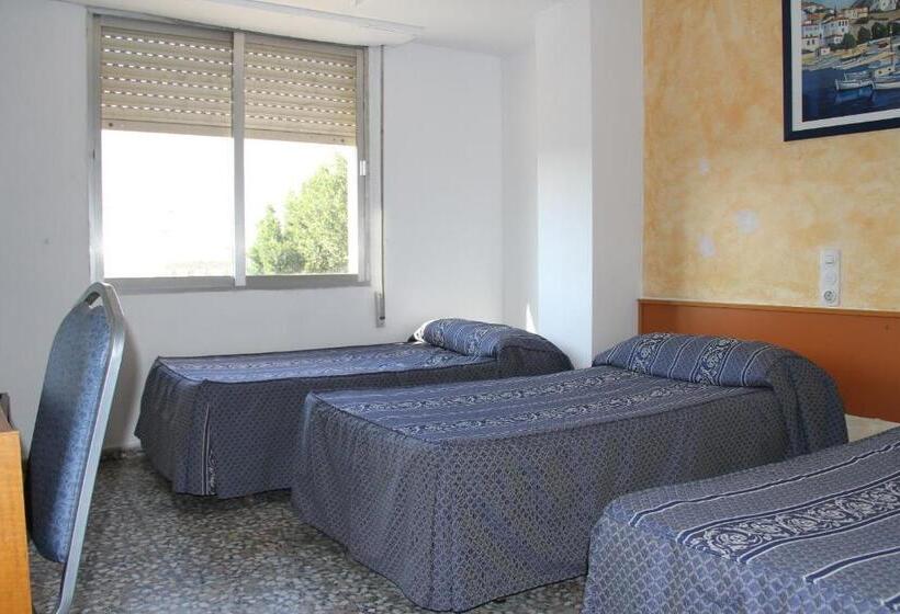 חדר סטנדרט לשלושה, Hostal Mengual