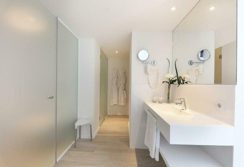 جناح جونيور مطلّ علي البحر, Iberostar Waves Bahía de Palma - Adults Only