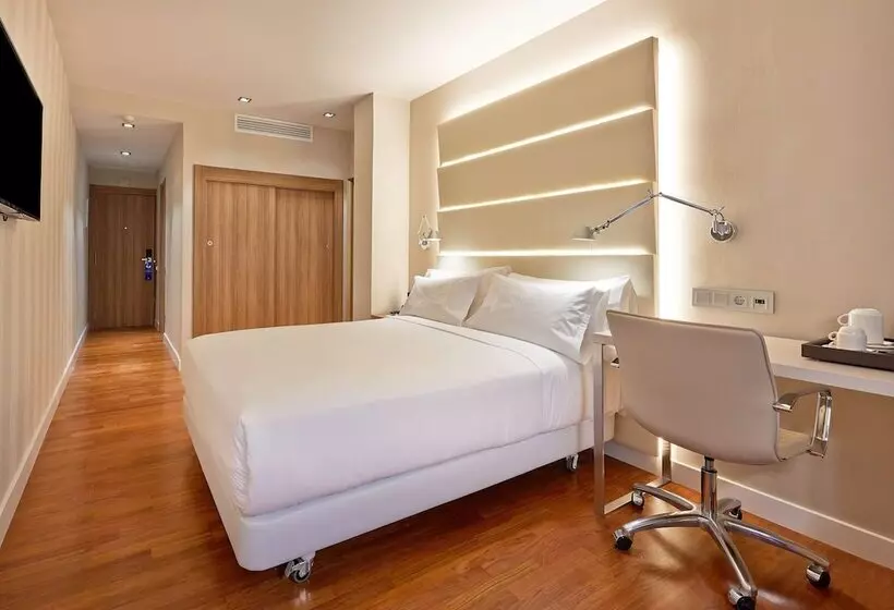 اتاق خانوادگی تودرتو, NH Barcelona Les Corts