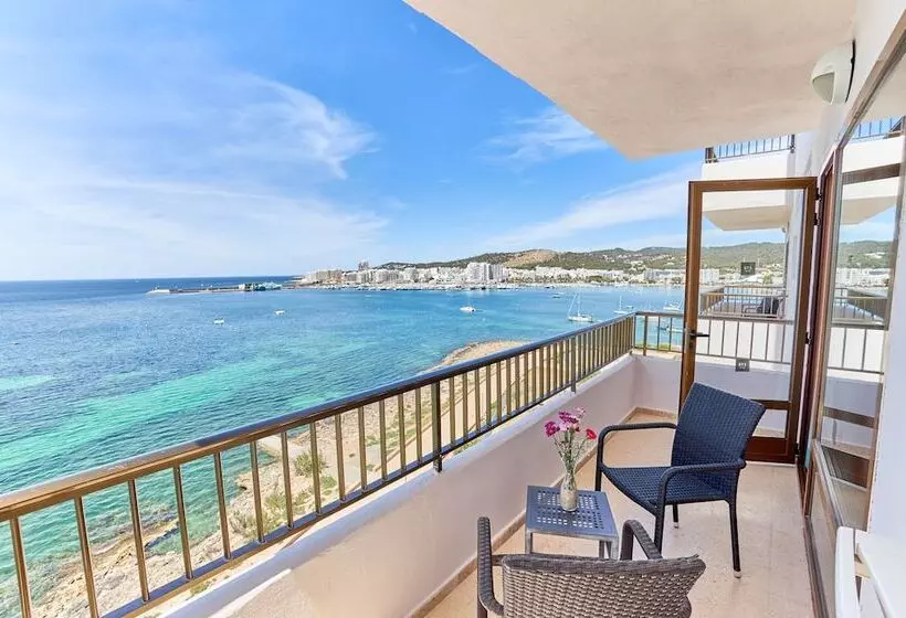 اتاق سه نفره دلوکس با چشمانداز دریا, NYX Ibiza - Adults Only