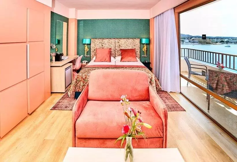 اتاق سه نفره دلوکس با چشمانداز دریا, NYX Ibiza - Adults Only