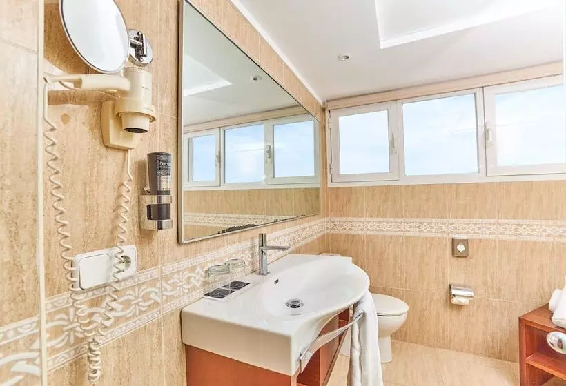 اتاق سه نفره دلوکس با چشمانداز دریا, NYX Ibiza - Adults Only