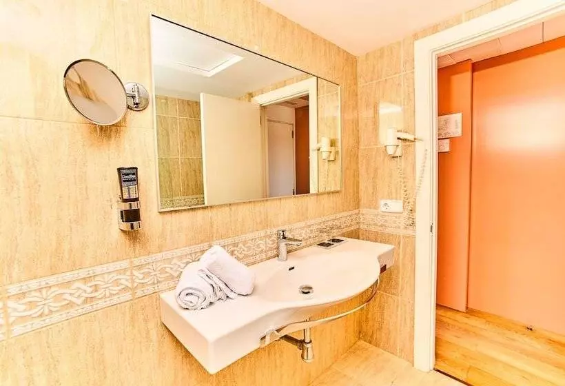 اتاق سه نفره سوپریور با چشمانداز دریا, NYX Ibiza - Adults Only