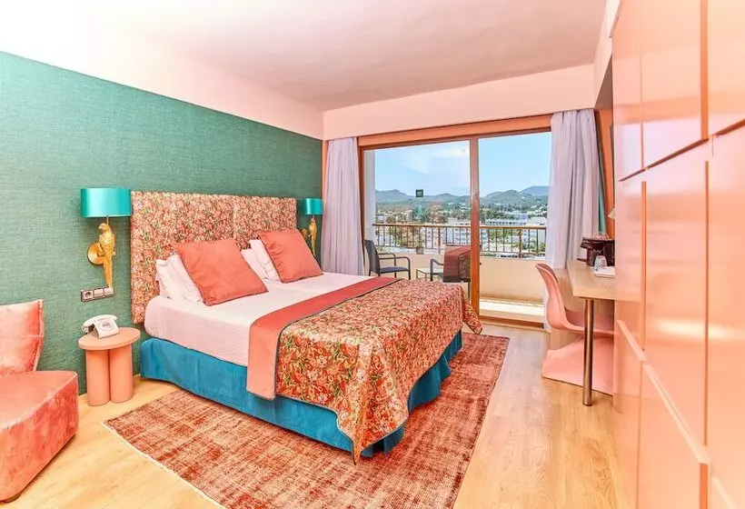اتاق سه نفره سوپریور با چشمانداز دریا, NYX Ibiza - Adults Only