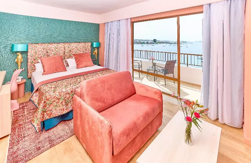 اتاق سه نفره دلوکس با چشمانداز دریا, NYX Ibiza - Adults Only