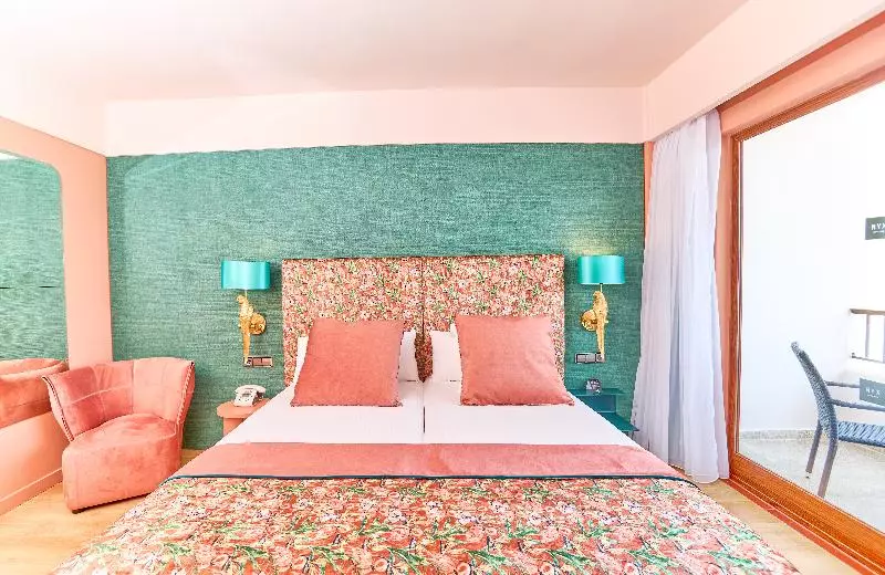 اتاق سه نفره دلوکس با چشمانداز دریا, NYX Ibiza - Adults Only