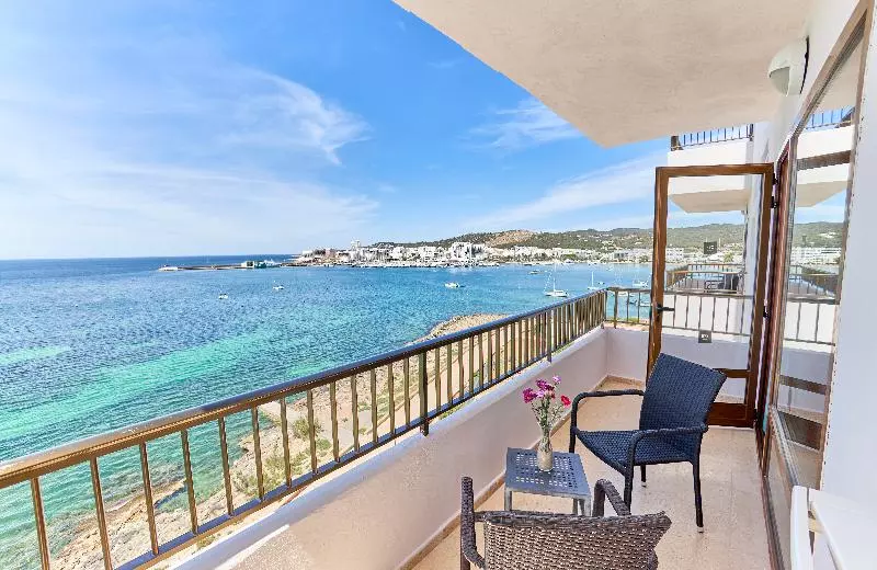 اتاق سه نفره دلوکس با چشمانداز دریا, NYX Ibiza - Adults Only