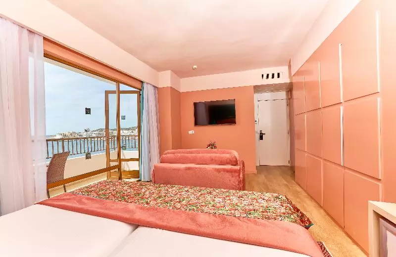 اتاق سه نفره دلوکس با چشمانداز دریا, NYX Ibiza - Adults Only