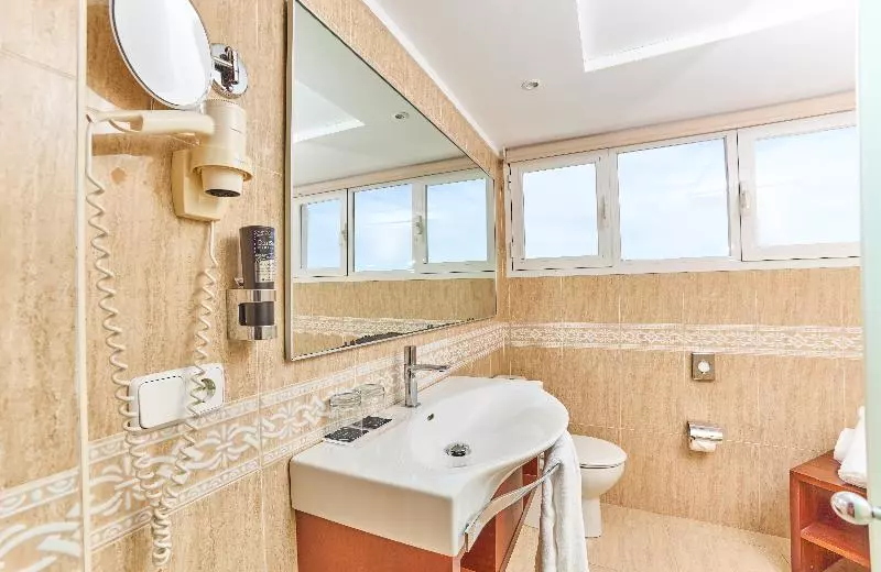 اتاق سه نفره دلوکس با چشمانداز دریا, NYX Ibiza - Adults Only