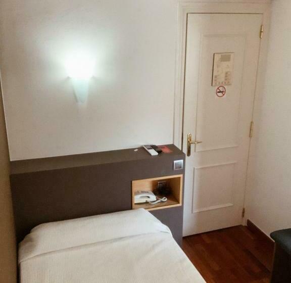 スタンダードシングルルーム, Robert