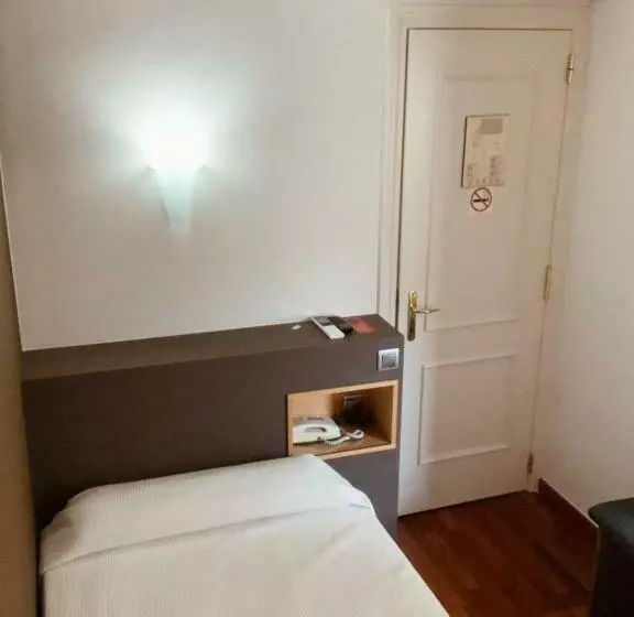 Chambre Standard Individuelle, Robert