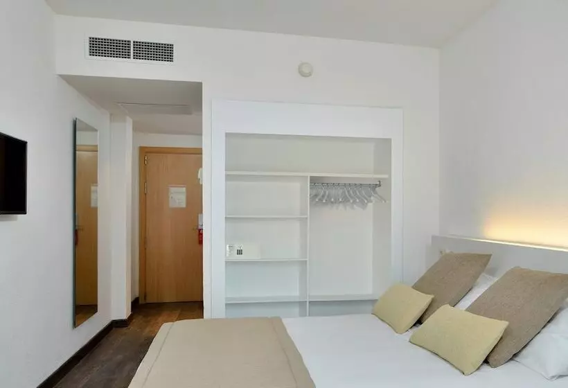 اتاق استاندارد سه تخته با چشم‌انداز استخر, Sol Palmanova Mallorca