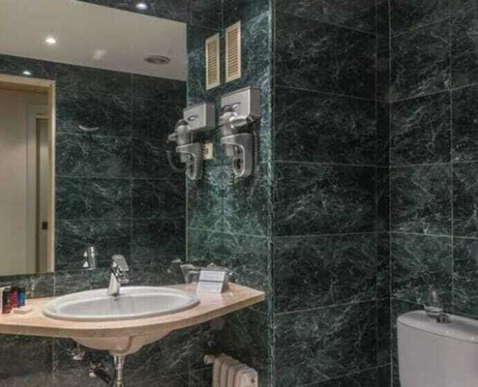 标准间, Up Rooms Vic