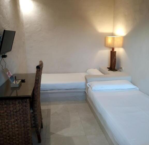 בונגלו משפחתי, Beach Hotel Dos Mares