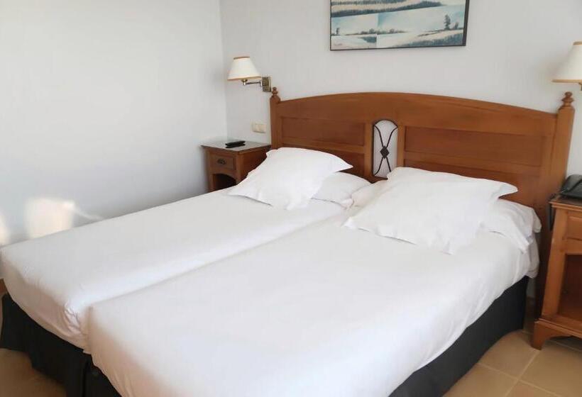 اتاق استاندارد با چشم‌انداز دریا, Gudamendi