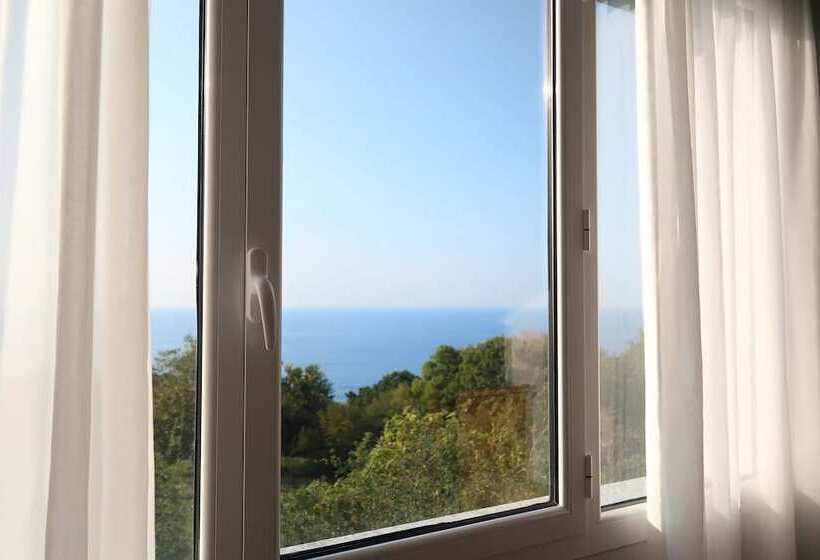 اتاق استاندارد با چشم‌انداز دریا, Gudamendi