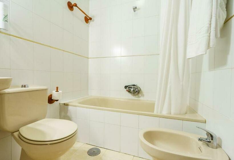 标准三人间, Los Castaños