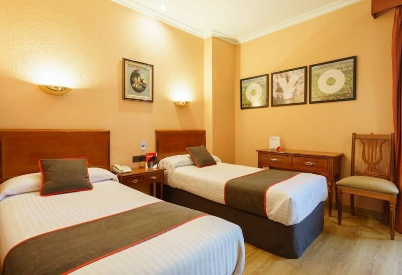 标准三人间, Los Castaños