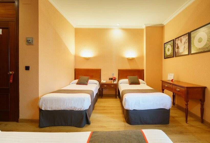 标准三人间, Los Castaños