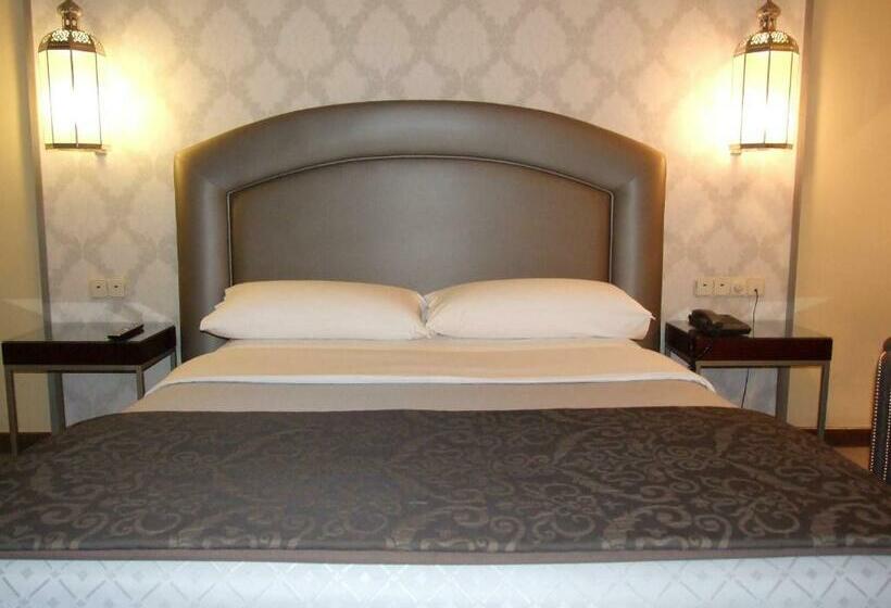 スタンダードルーム, Macia Alfaros