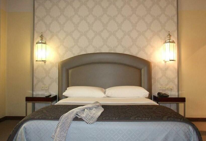 ファミリージュニアスイート, Macia Alfaros