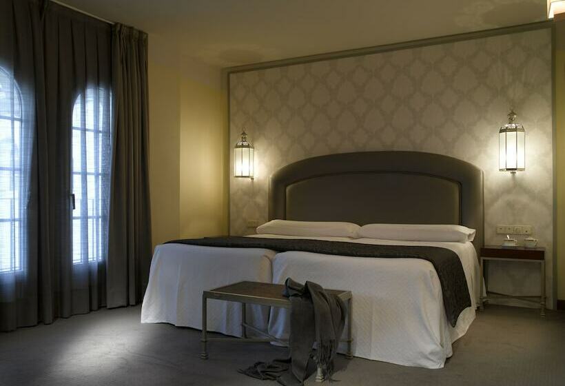 ファミリージュニアスイート, Macia Alfaros