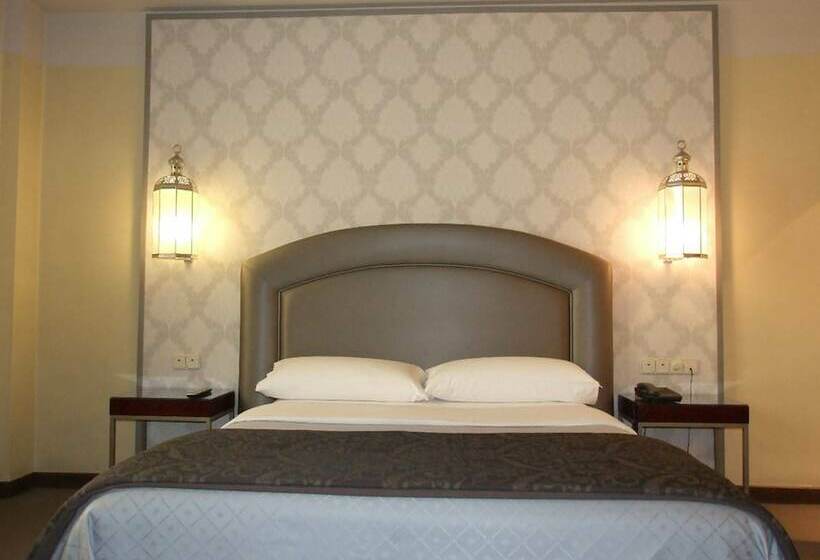 ファミリージュニアスイート, Macia Alfaros