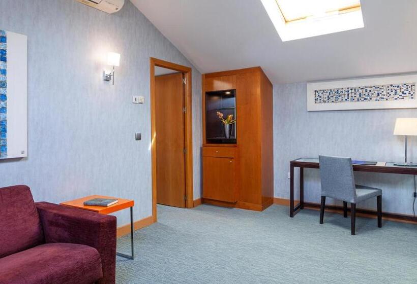 デラックススイート, Macia Alfaros