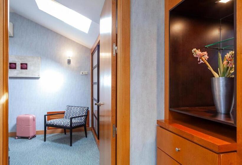 デラックススイート, Macia Alfaros