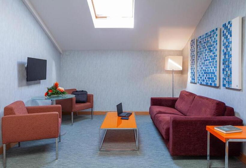 デラックススイート, Macia Alfaros